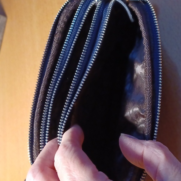 Navy Blue pebbled leather wristlet - Picture 5 of 7